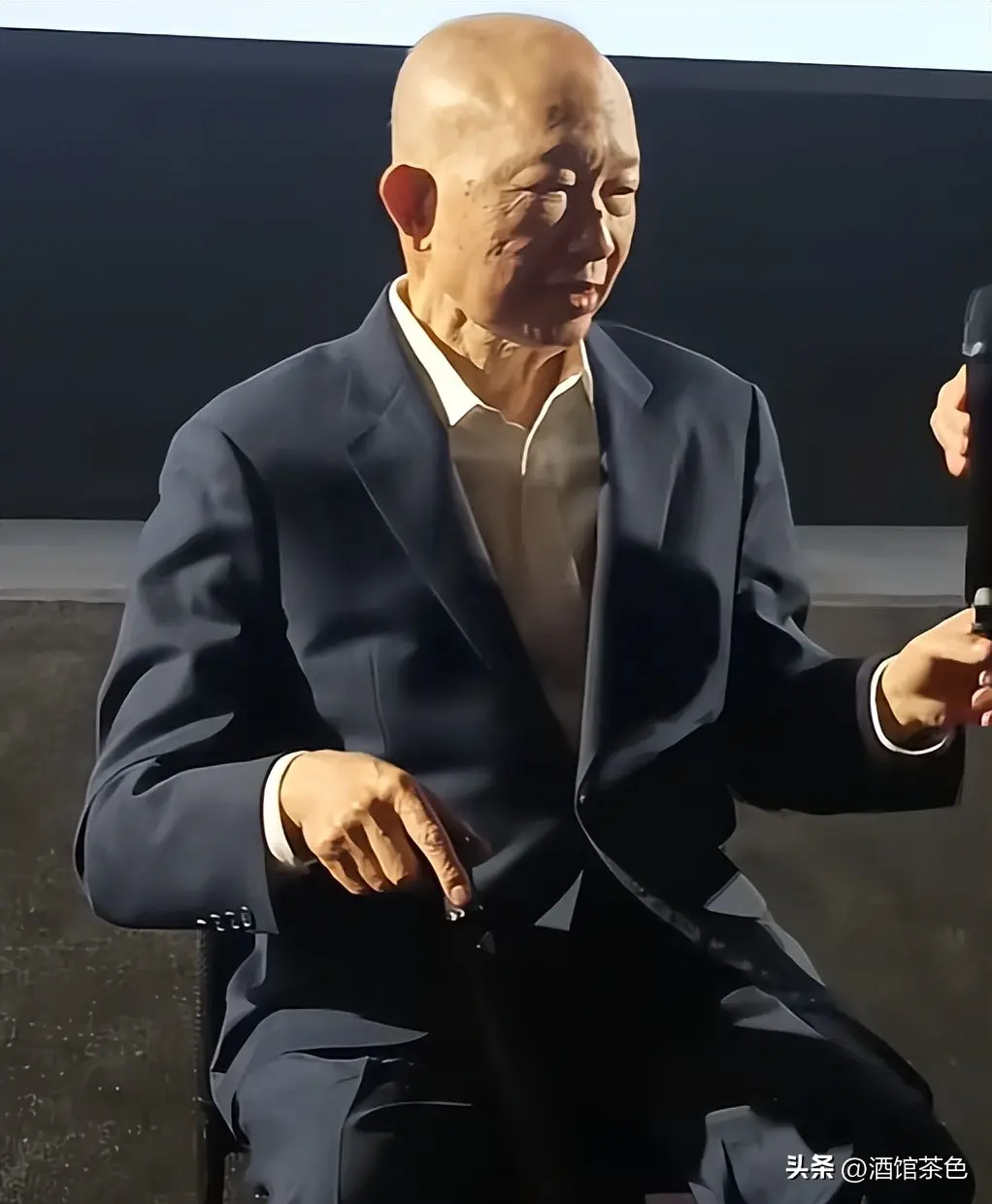 老到认不出！知名导演定居美国，80岁苍老了好多，外孙女还是混血