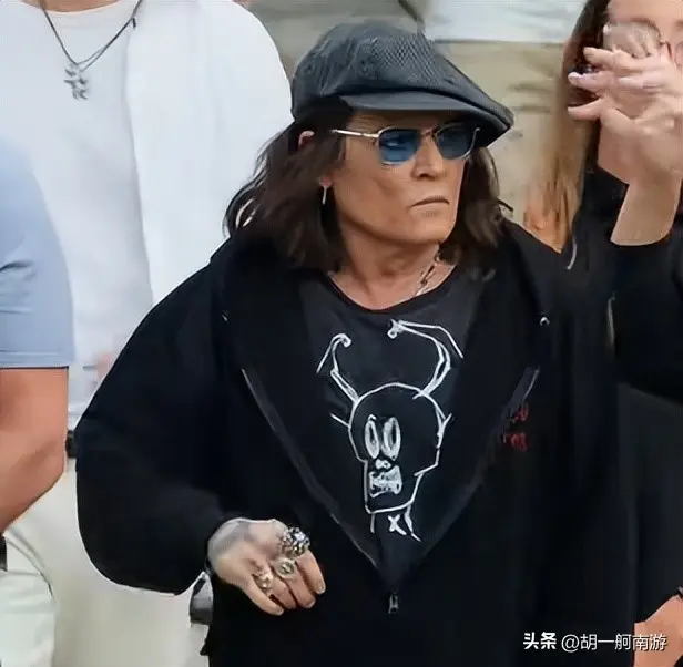德普上海行偶遇，长发像草脸颊凹陷姨味足，当众狂抽烟根本拦不住