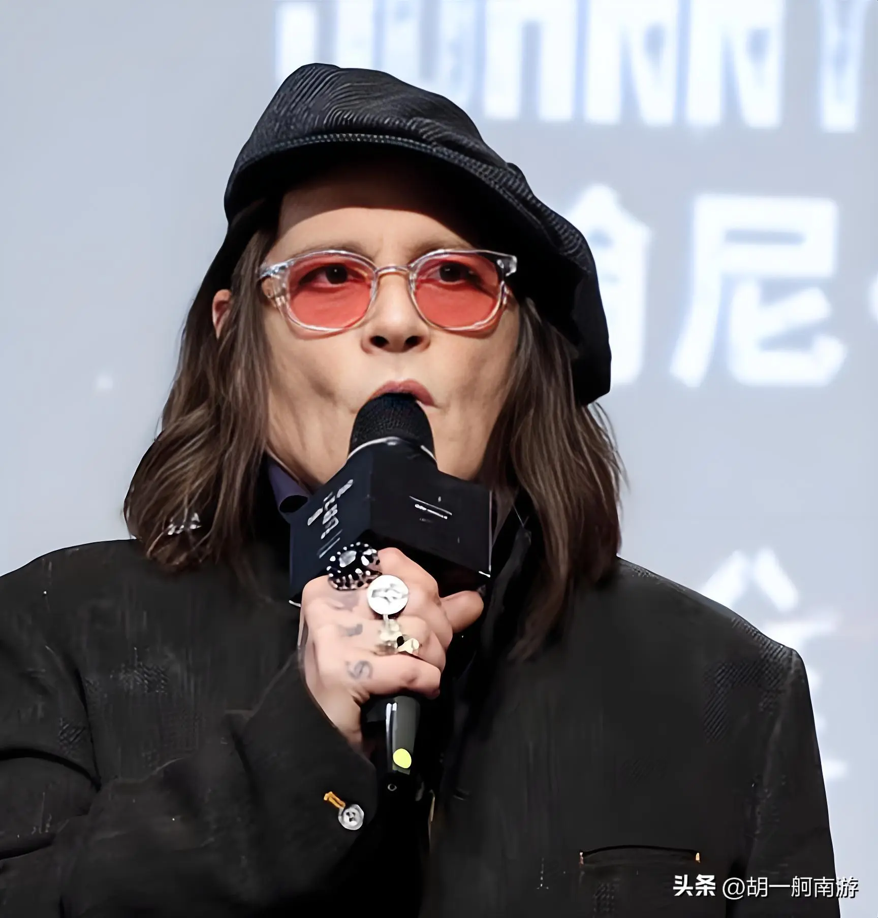 德普上海行偶遇，长发像草脸颊凹陷姨味足，当众狂抽烟根本拦不住