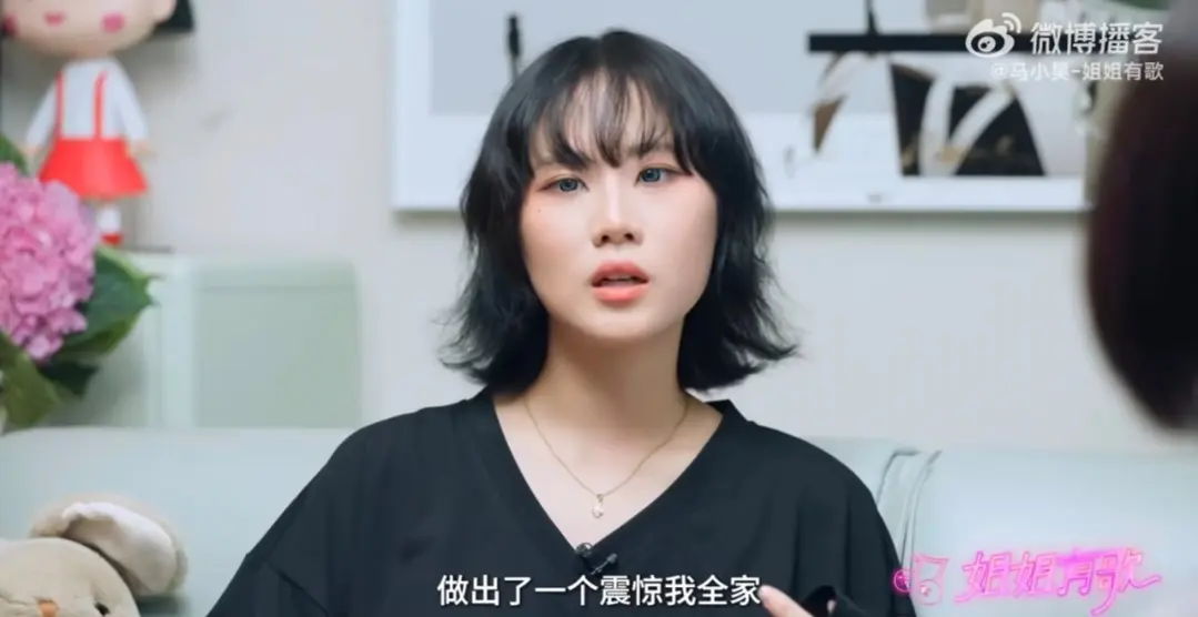 窦唯前妻高原低调庆生，歌手老狼和老婆到场庆贺，女儿窦佳嫄也在