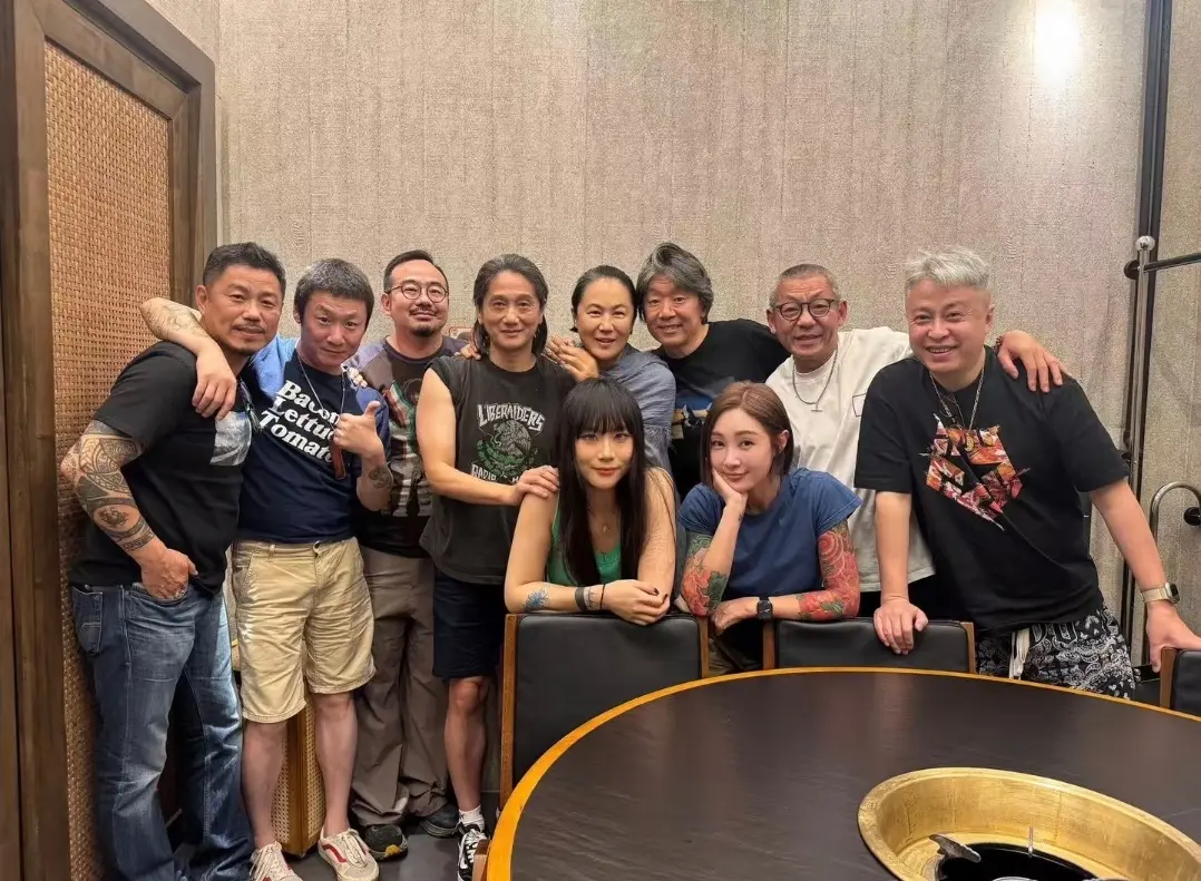 窦唯前妻高原低调庆生，歌手老狼和老婆到场庆贺，女儿窦佳嫄也在