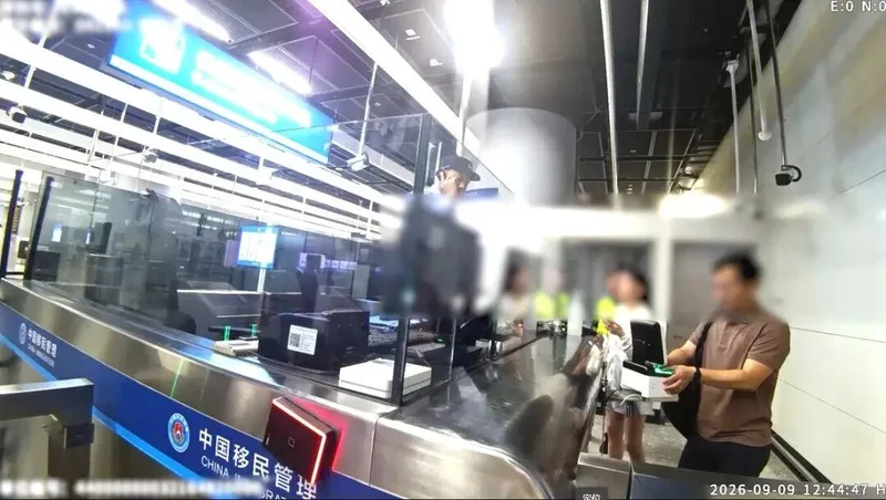高铁错拿行李箱 女子出境被查出百万元玉石懵了 失主急疯