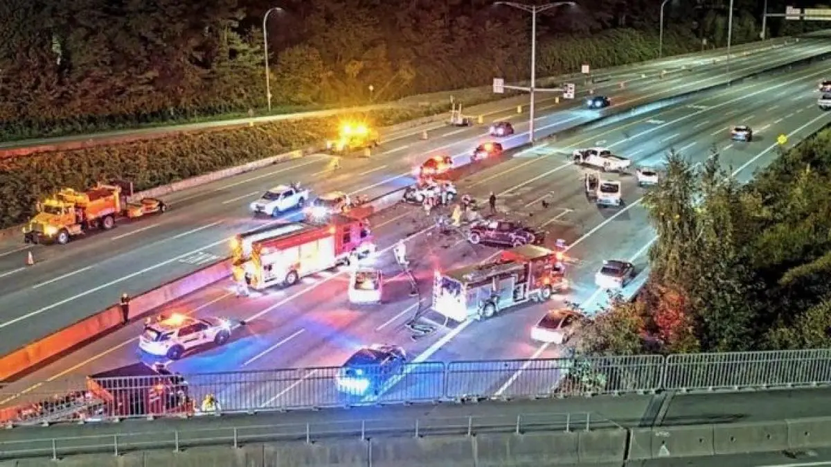 本拿比一号高速公路车祸两人死亡    疑酒驾货车司机被捕