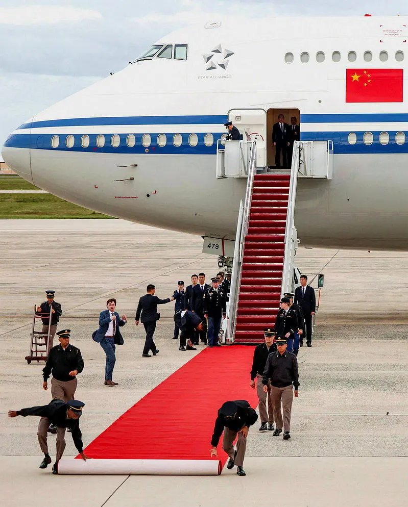 习近平抵达美国 微笑下机紧牵彭丽媛 特朗普夫妇亲迎