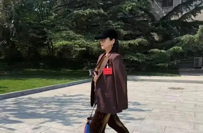 章子怡现身友谊宾馆被偶遇 披着西装外套气质优雅迷人
