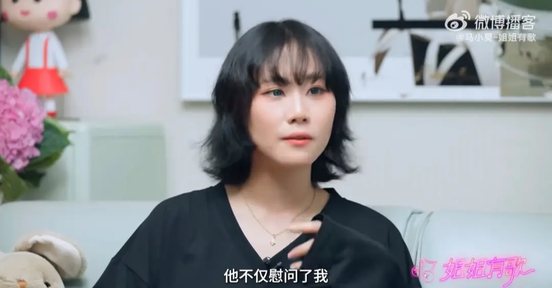 窦唯前妻高原低调庆生，歌手老狼和老婆到场庆贺，女儿窦佳嫄也在