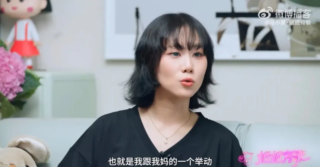 窦唯前妻高原低调庆生，歌手老狼和老婆到场庆贺，女儿窦佳嫄也在