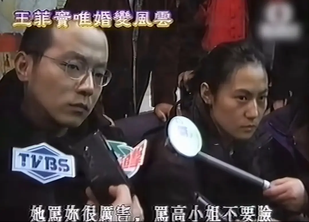 窦唯前妻高原低调庆生，歌手老狼和老婆到场庆贺，女儿窦佳嫄也在