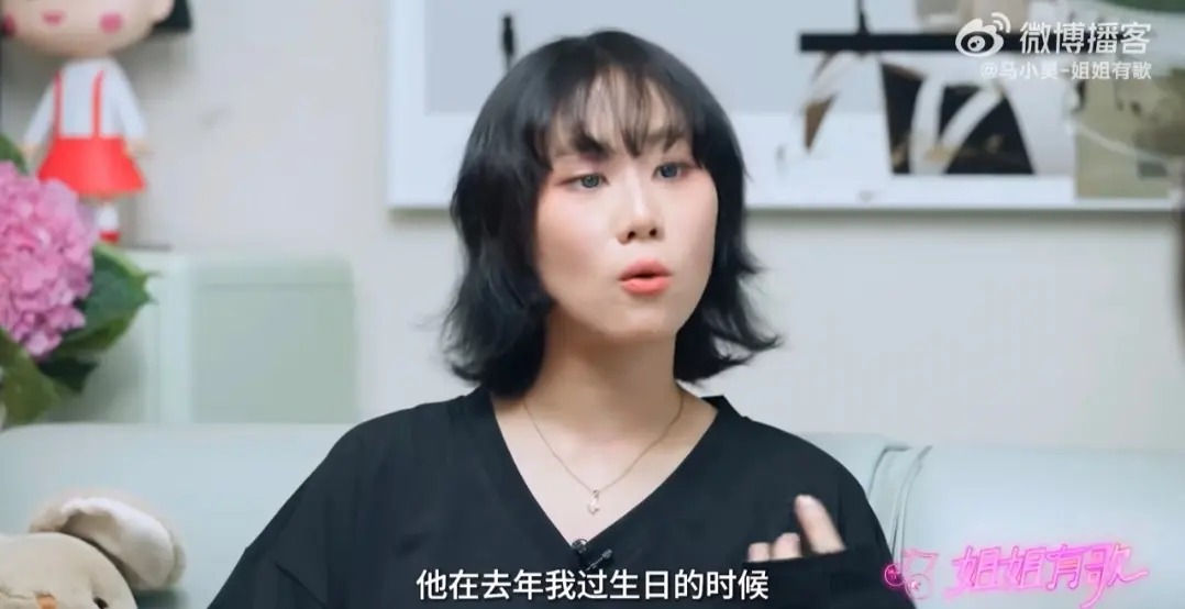 窦唯前妻高原低调庆生，歌手老狼和老婆到场庆贺，女儿窦佳嫄也在