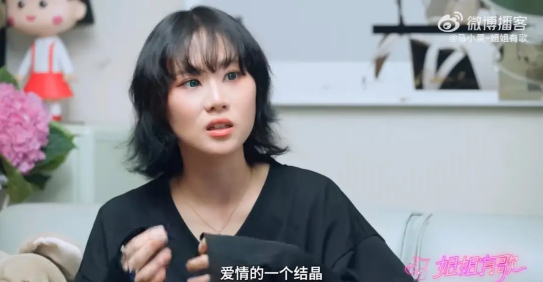 窦唯前妻高原低调庆生，歌手老狼和老婆到场庆贺，女儿窦佳嫄也在