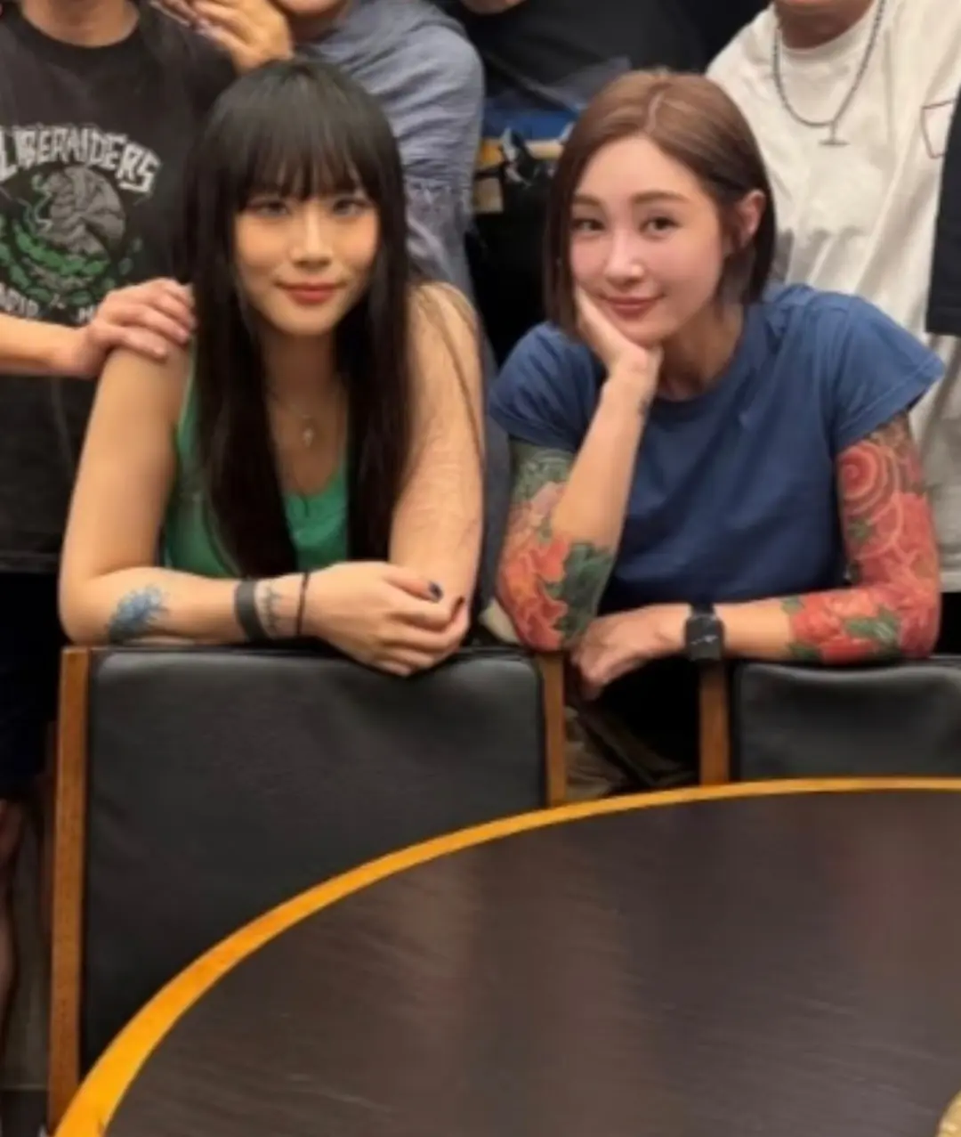 窦唯前妻高原低调庆生，歌手老狼和老婆到场庆贺，女儿窦佳嫄也在