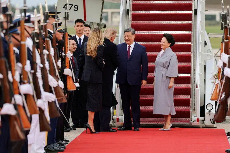 习近平抵达美国 微笑下机紧牵彭丽媛 特朗普夫妇亲迎