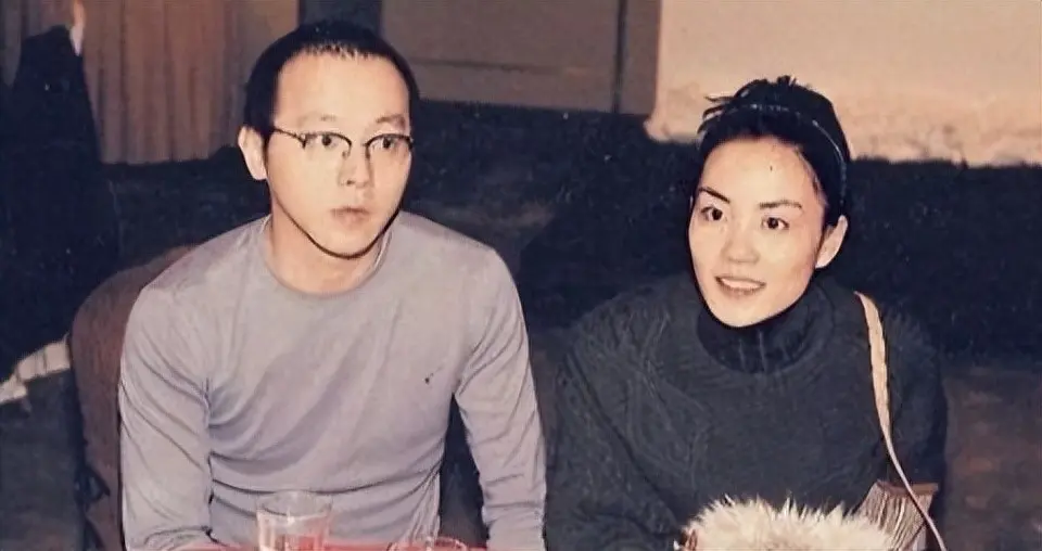 窦唯前妻高原低调庆生，歌手老狼和老婆到场庆贺，女儿窦佳嫄也在