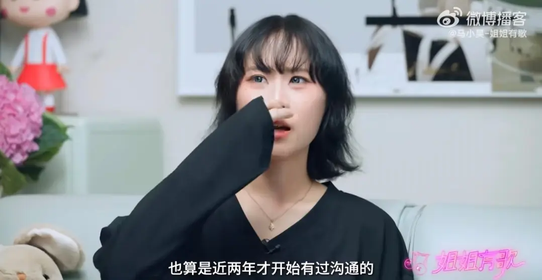 窦唯前妻高原低调庆生，歌手老狼和老婆到场庆贺，女儿窦佳嫄也在