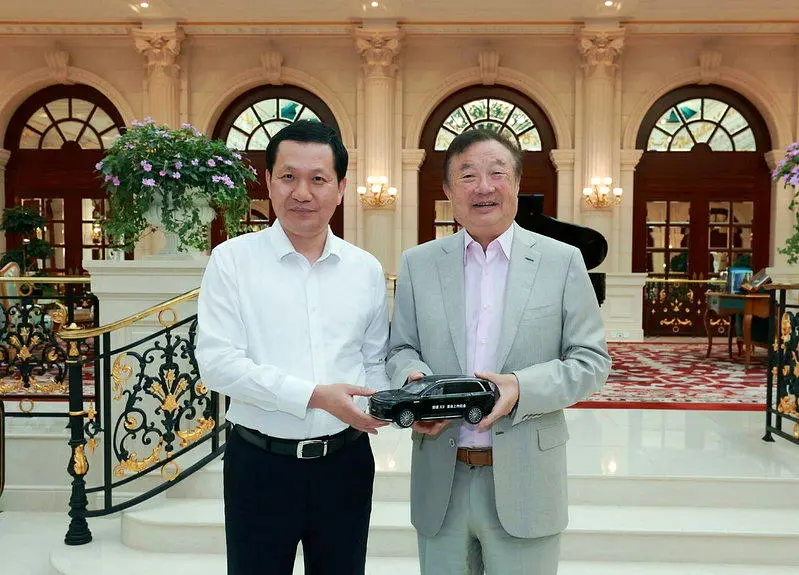 任正非现身辟谣 与东风汽车总经理会谈照曝光