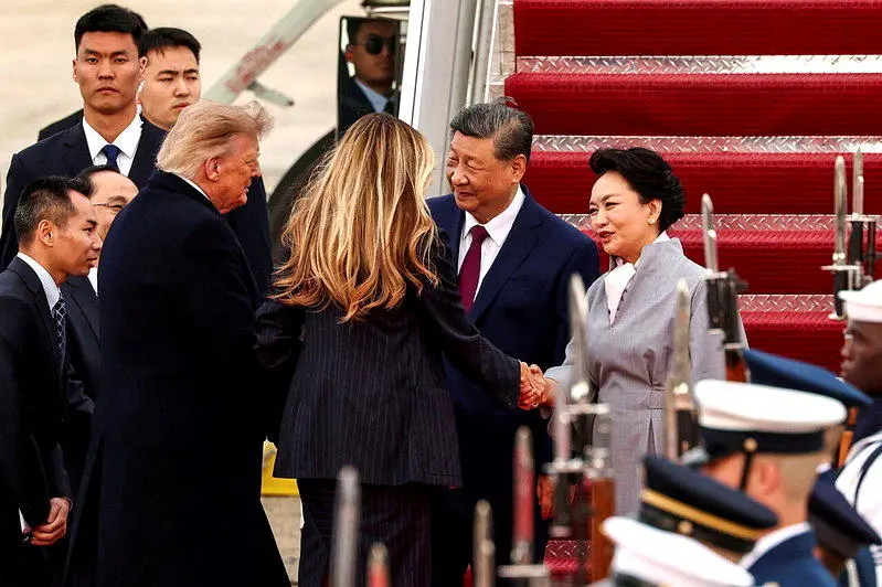 习近平抵达美国 微笑下机紧牵彭丽媛 特朗普夫妇亲迎
