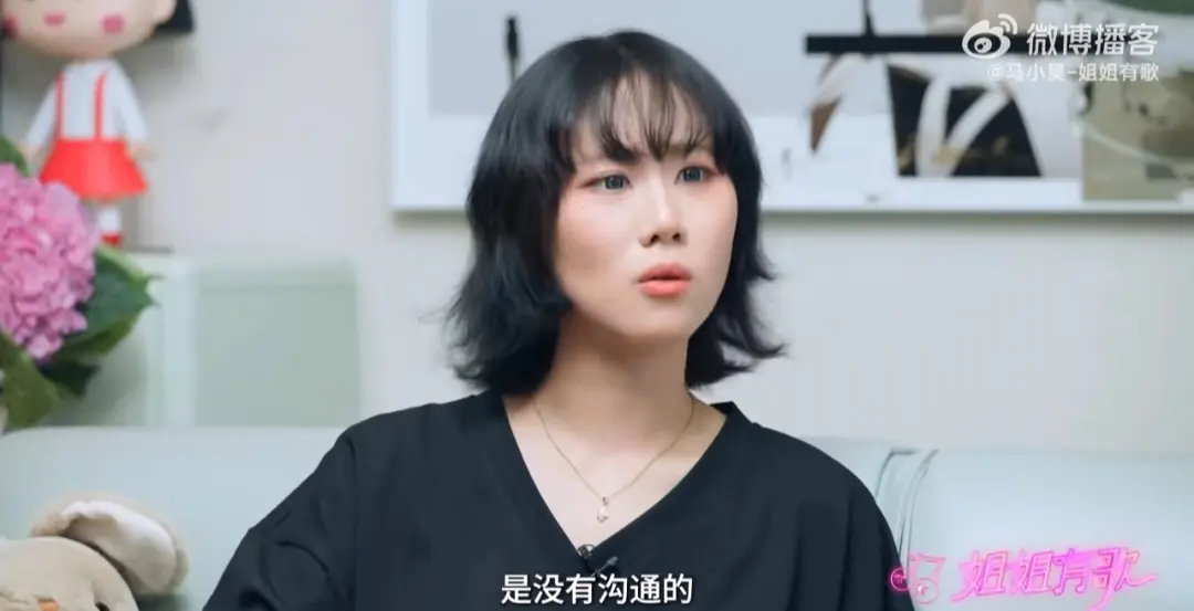 窦唯前妻高原低调庆生，歌手老狼和老婆到场庆贺，女儿窦佳嫄也在