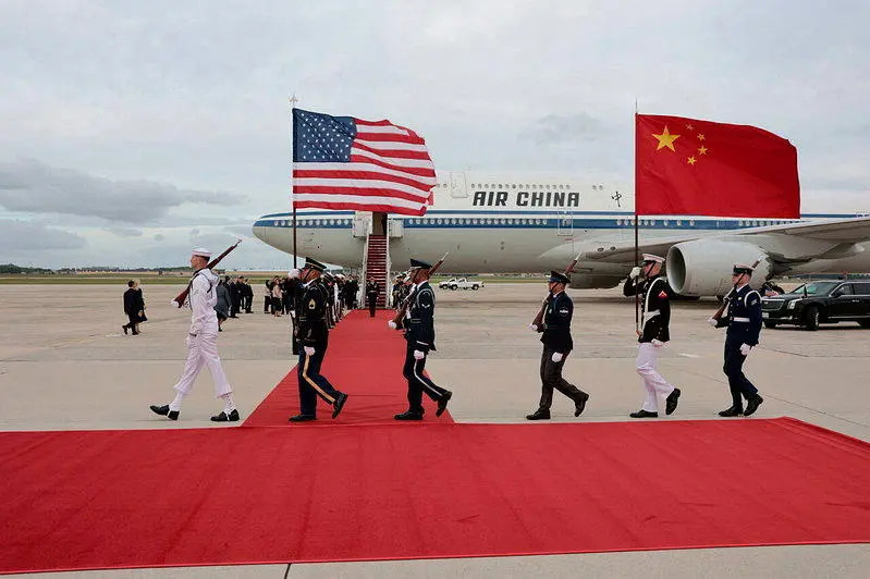 习近平抵达美国 微笑下机紧牵彭丽媛 特朗普夫妇亲迎