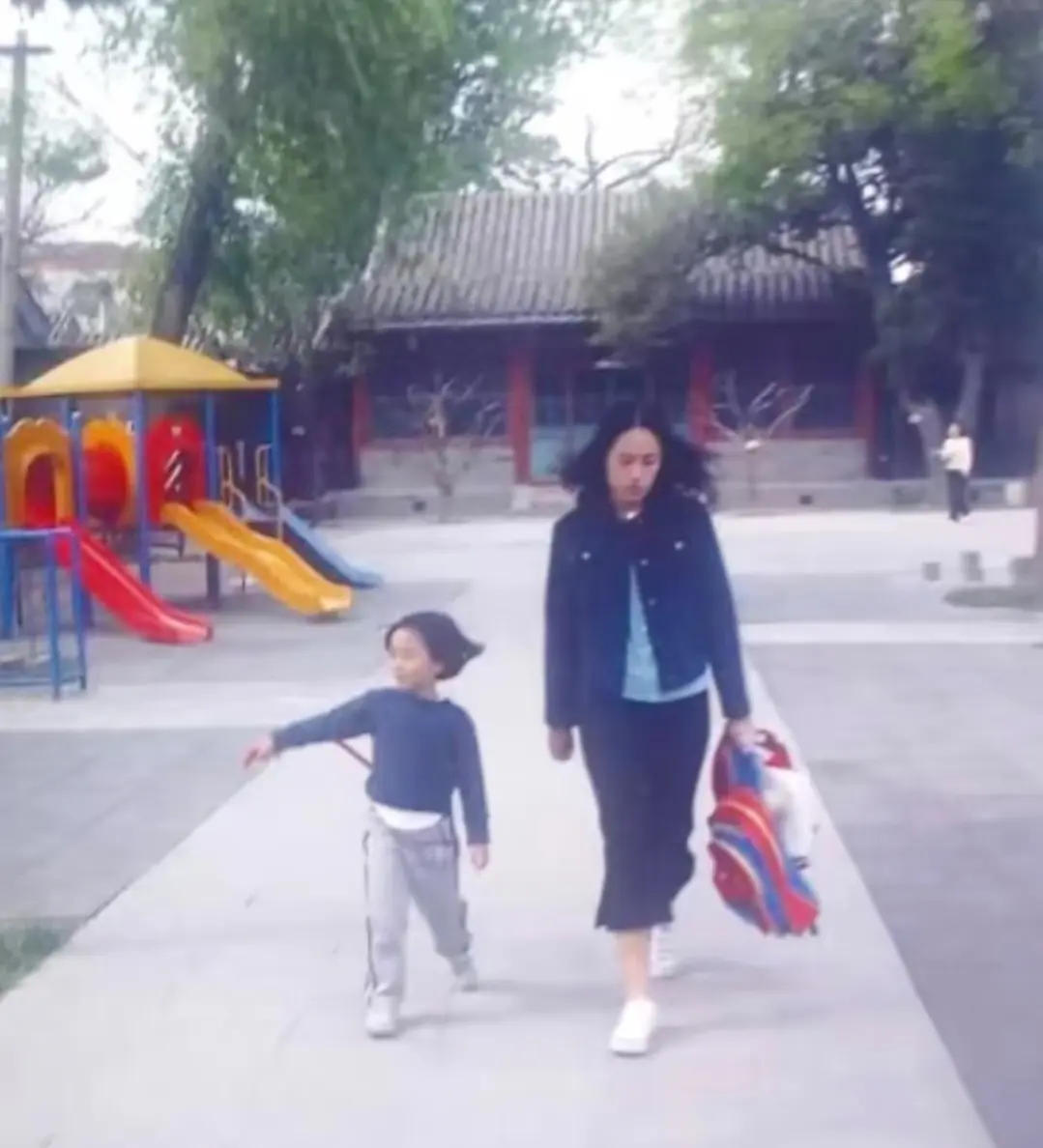 窦唯前妻高原低调庆生，歌手老狼和老婆到场庆贺，女儿窦佳嫄也在
