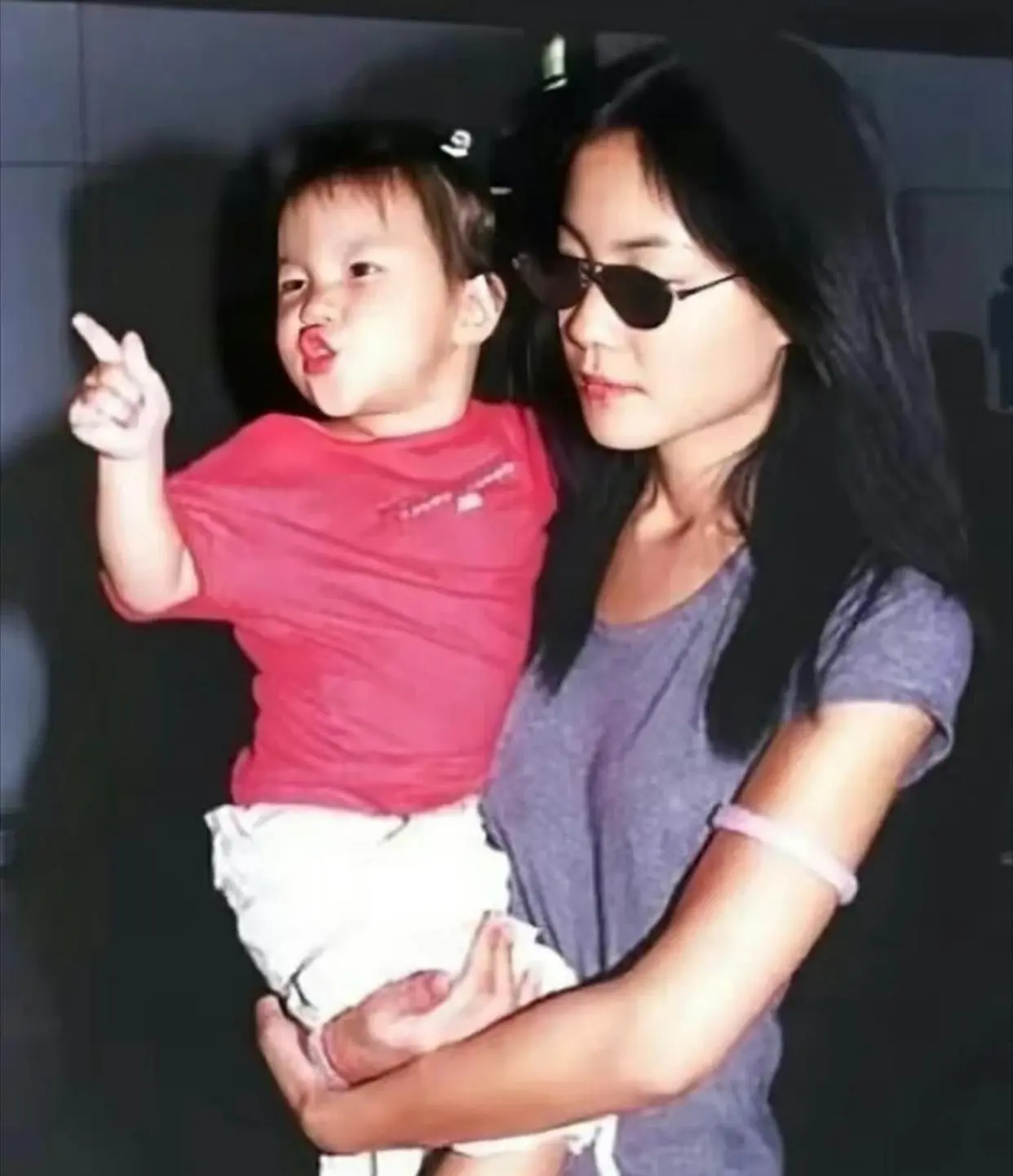 窦唯前妻高原低调庆生，歌手老狼和老婆到场庆贺，女儿窦佳嫄也在