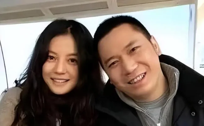 赵薇16岁女儿瑞士近照曝光,金发浓妆身高近一米七