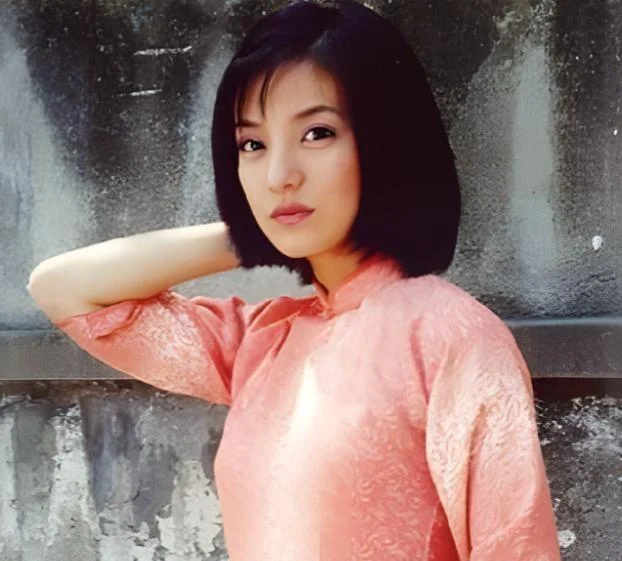 赵薇16岁女儿瑞士近照曝光,金发浓妆身高近一米七