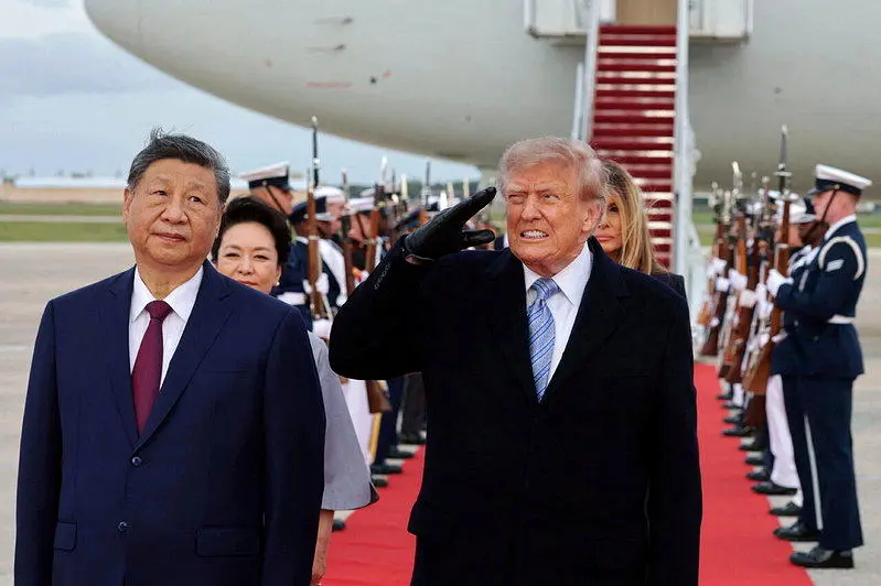 接机漏网镜头 特朗普遇轰炸机巨响呲牙咧嘴 习近平超淡定