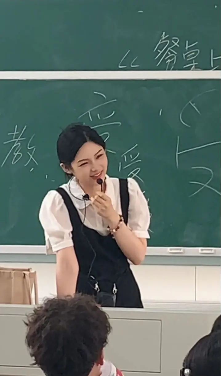 超高颜值成网络名人  女副教授：是被动式走红