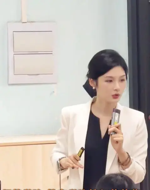 超高颜值成网络名人  女副教授：是被动式走红