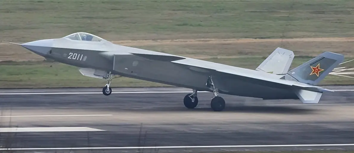 美媒：歼-36太大了，中型F-47将重蹈F-35覆辙？