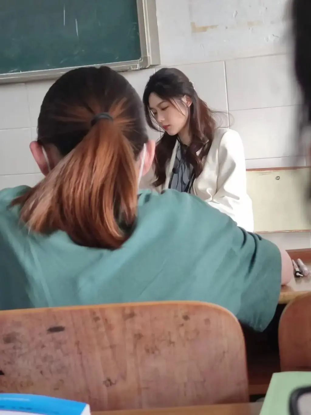 超高颜值成网络名人  女副教授：是被动式走红