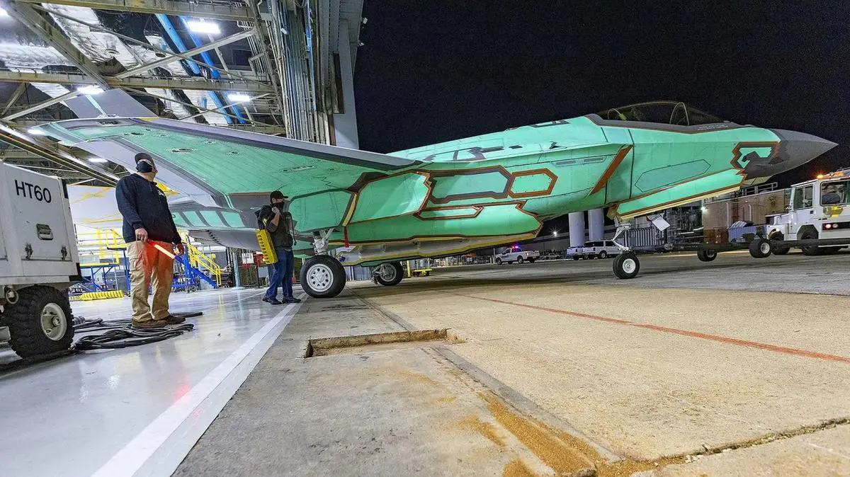 美媒：歼-36太大了，中型F-47将重蹈F-35覆辙？