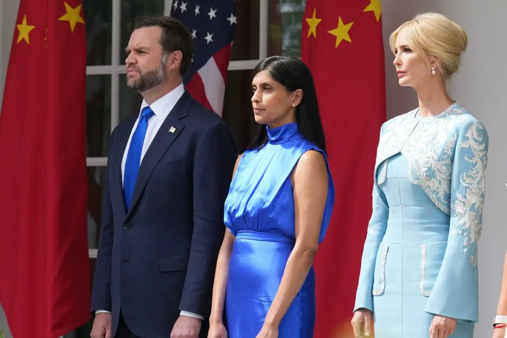 伊万卡现身白宫欢迎仪式  选著中国设计师刺绣礼服