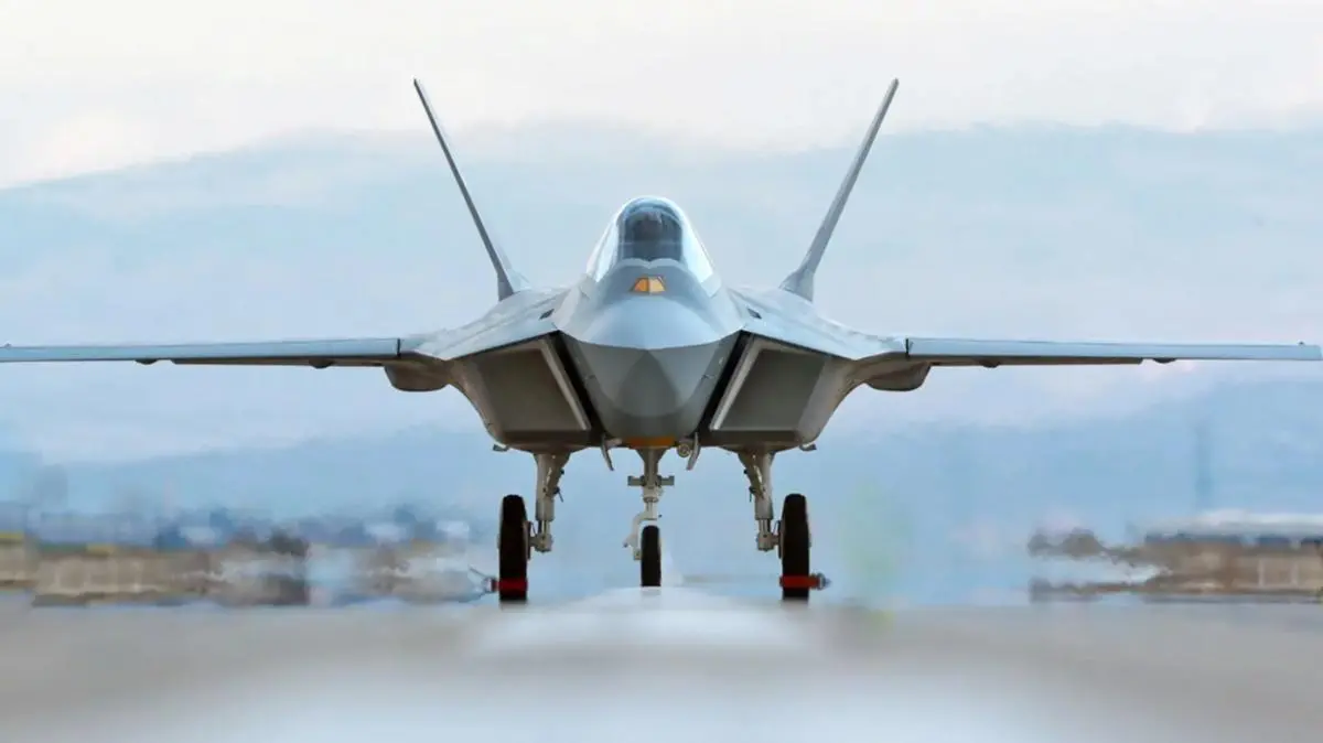 美媒：歼-36太大了，中型F-47将重蹈F-35覆辙？