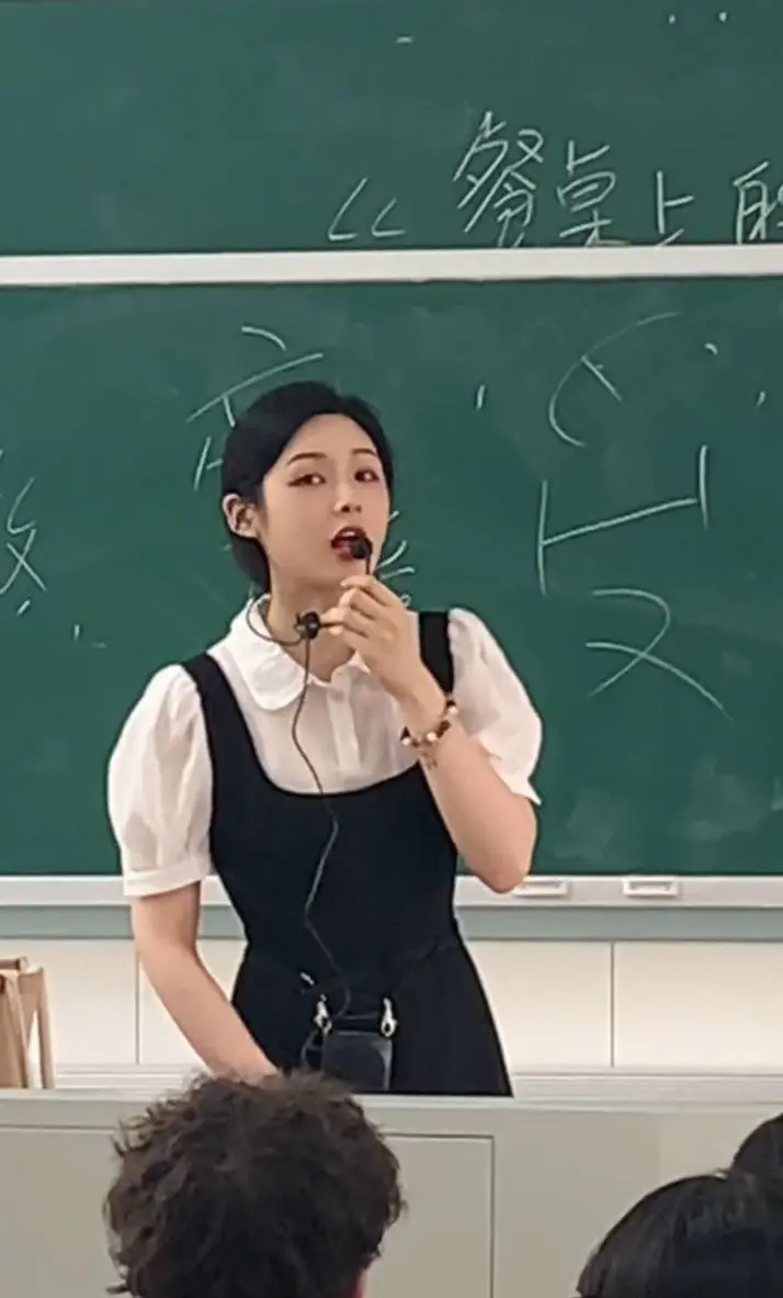 超高颜值成网络名人  女副教授：是被动式走红