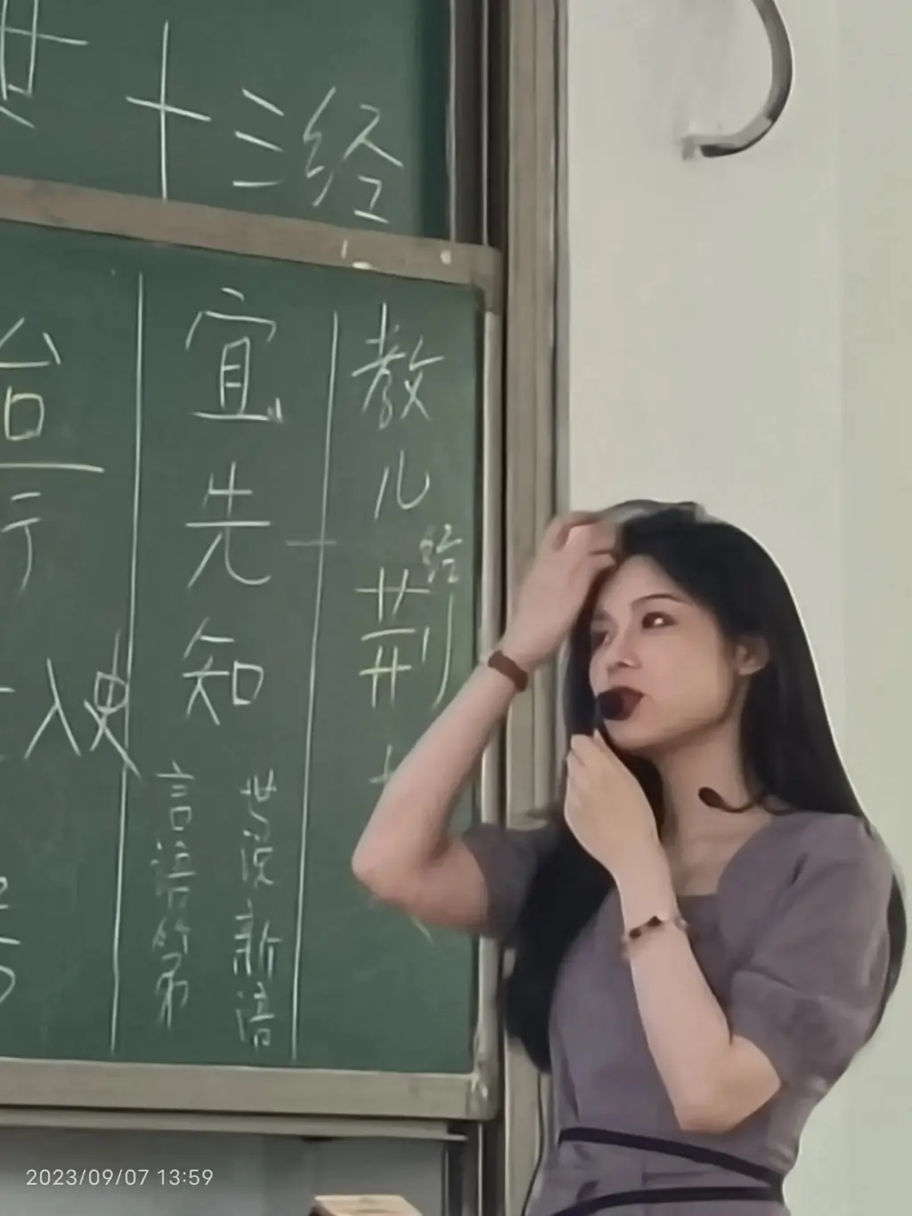 超高颜值成网络名人  女副教授：是被动式走红
