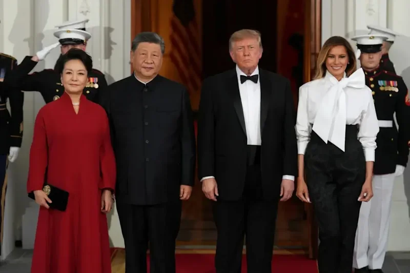56岁梅拉尼娅穿小黑裤亮相国宴 “致敬中国文化” 伊万卡更传统
