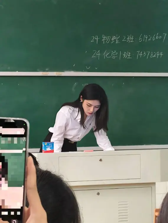 超高颜值成网络名人  女副教授：是被动式走红