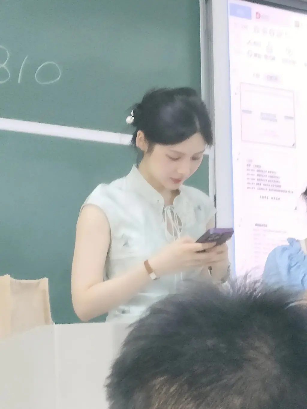 超高颜值成网络名人  女副教授：是被动式走红
