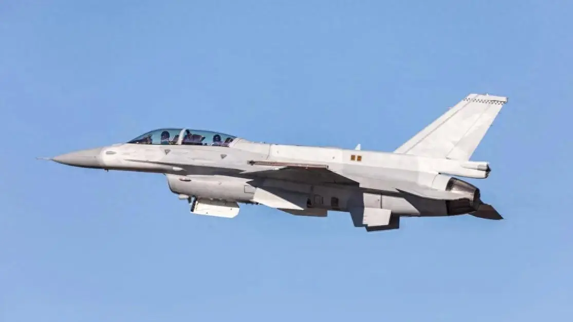 美媒：歼-36太大了，中型F-47将重蹈F-35覆辙？