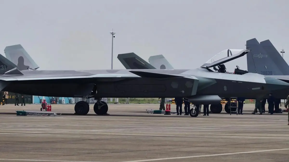 美媒：歼-36太大了，中型F-47将重蹈F-35覆辙？