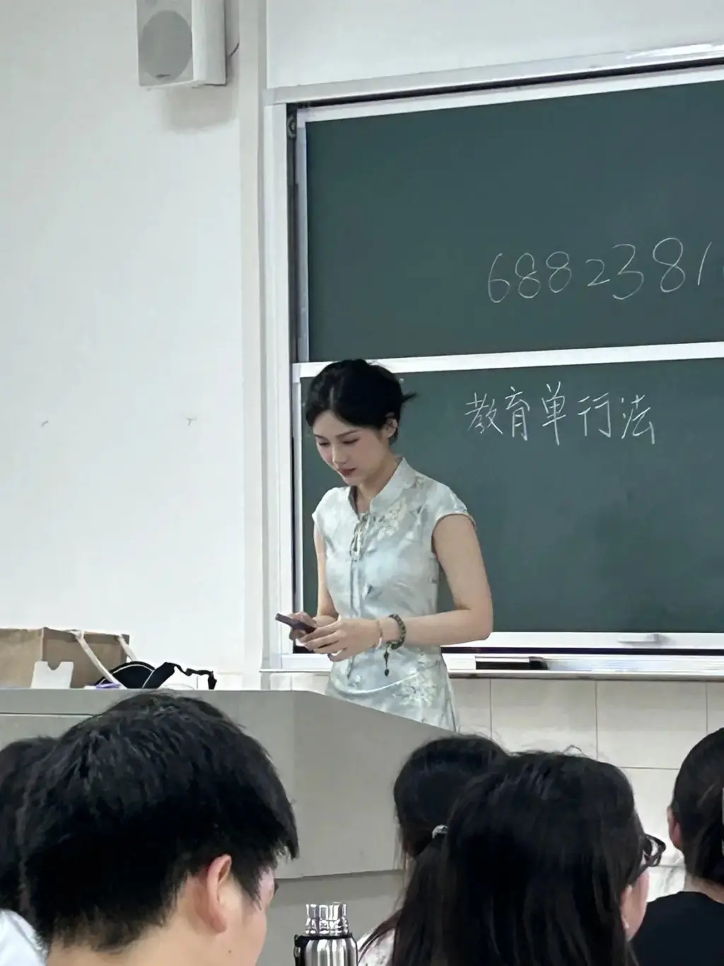 超高颜值成网络名人  女副教授：是被动式走红