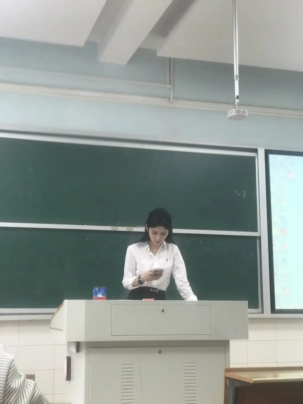 超高颜值成网络名人  女副教授：是被动式走红