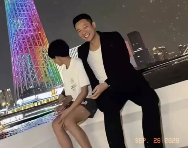 汪小菲带娃过节！玥儿穿白T恤超像大S