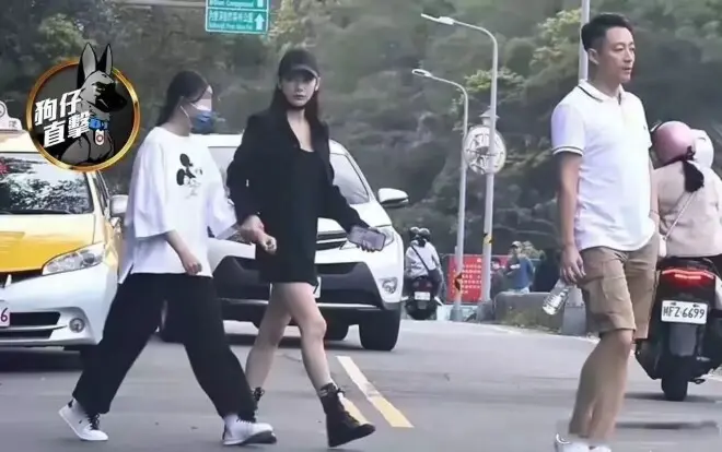 汪小菲带娃过节！玥儿穿白T恤超像大S