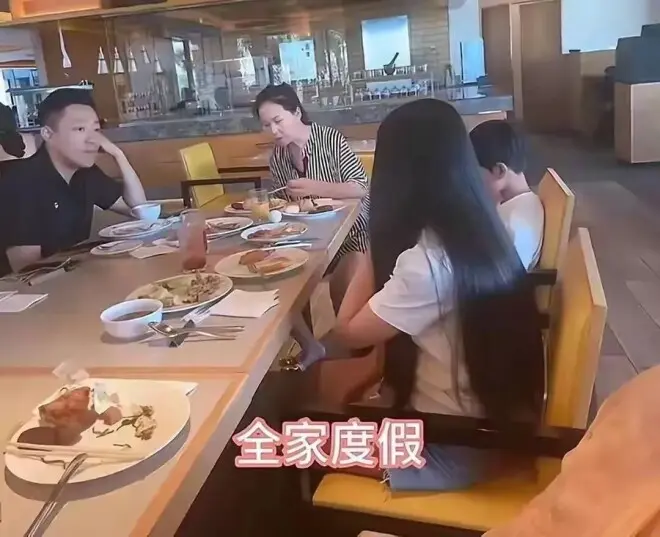 汪小菲带娃过节！玥儿穿白T恤超像大S