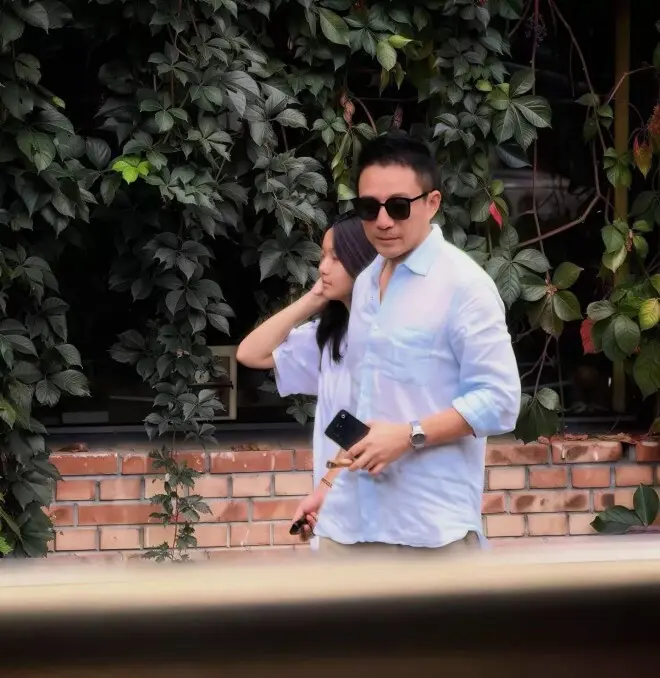 汪小菲带娃过节！玥儿穿白T恤超像大S