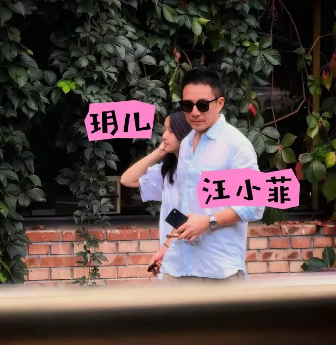 汪小菲带娃过节！玥儿穿白T恤超像大S