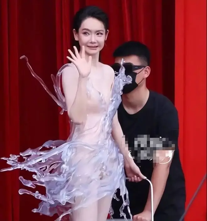 全透明、没一块布料，戚薇宋妍霏被指擦边