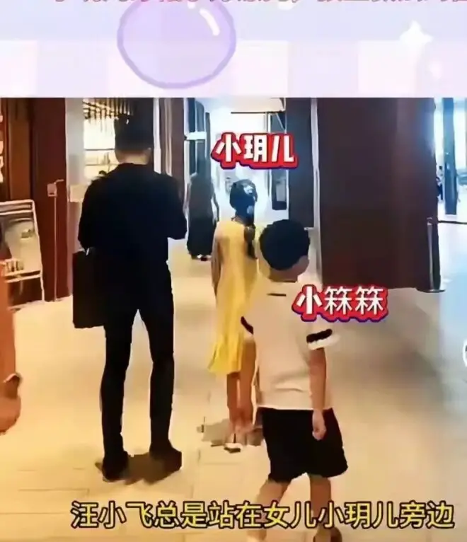 汪小菲带娃过节！玥儿穿白T恤超像大S